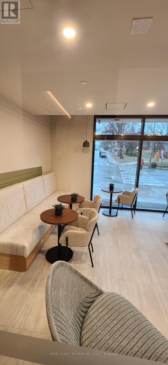 Photo du bâtiment - 1660 Bloor St W