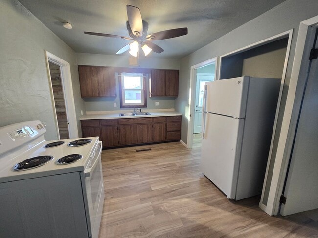 Foto del edificio - VIDEOTOUR: 3-Bedroom Country home with Garage and more! PETS WELCOME