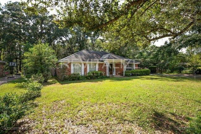 Foto del edificio - 3/2 Brick Home with Sunroom, Deck, and Car...