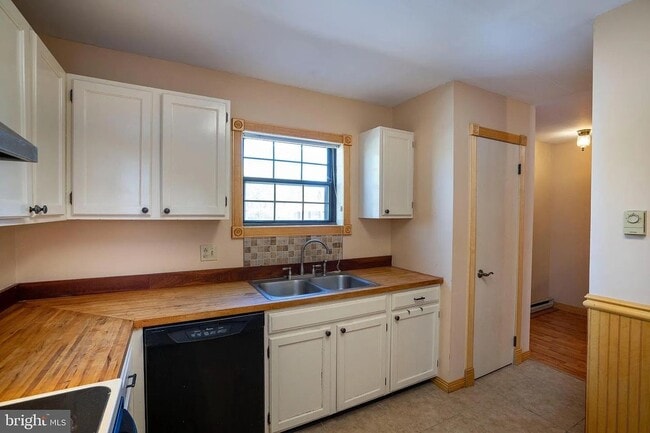 Building Photo - 206B Homestead Ln