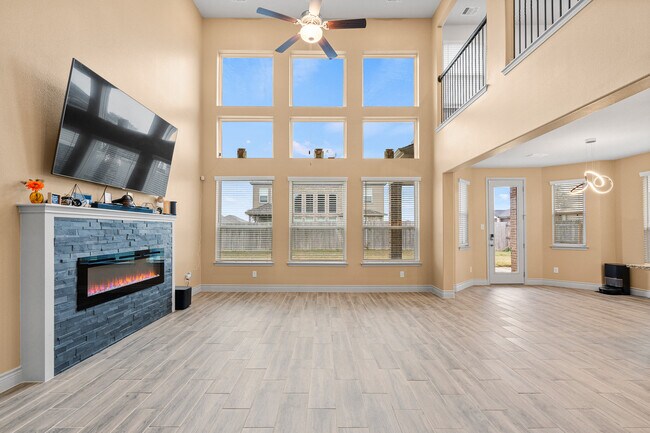 Foto del edificio - 7601 Silver Dr