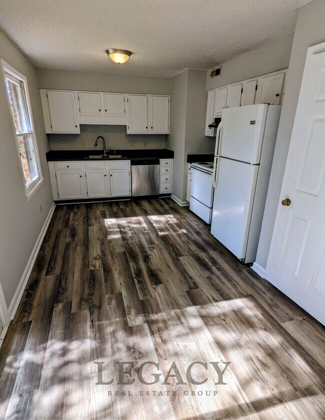 Foto del edificio - 2436 Thoroughbred Dr