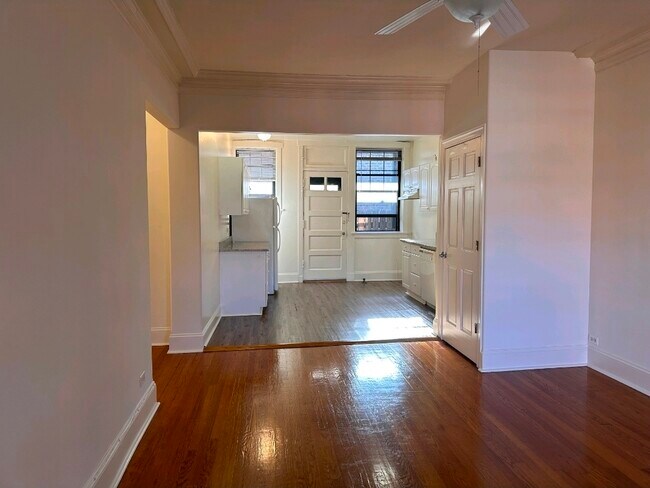 Foto del edificio - 1130 W Pratt Blvd