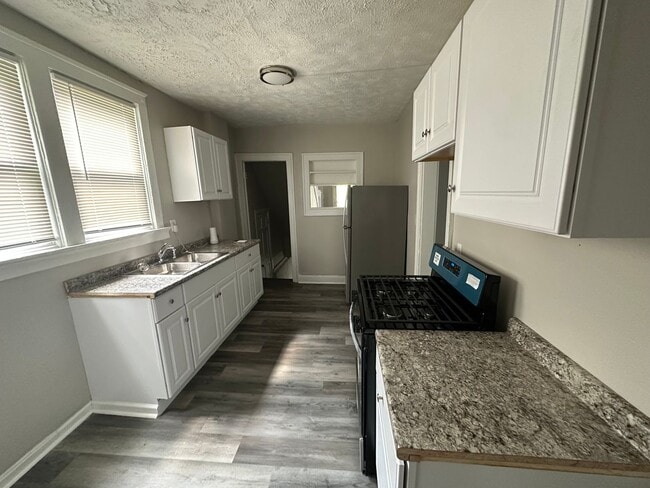 Building Photo - 722 Delhi Ave