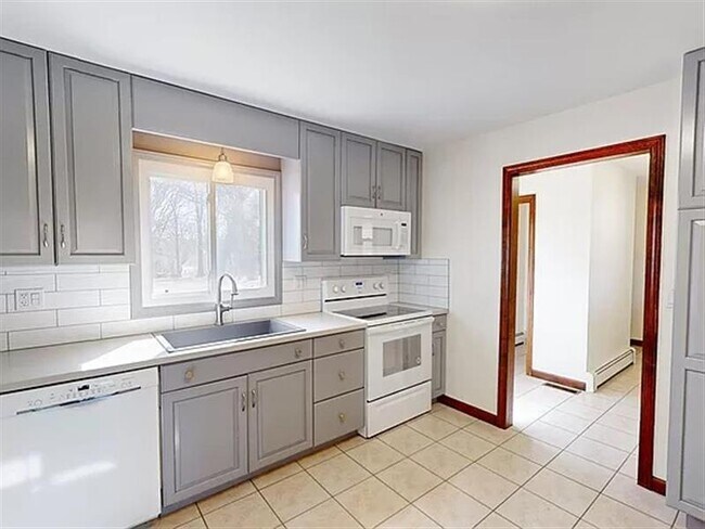 Building Photo - Great Four Bedroom