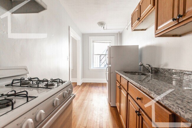 Foto del edificio - Huge studio available now.