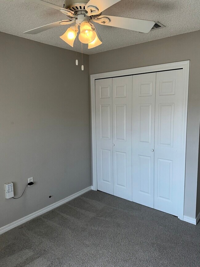 Building Photo - Cute 2/2 with garage and a nice size Flori...