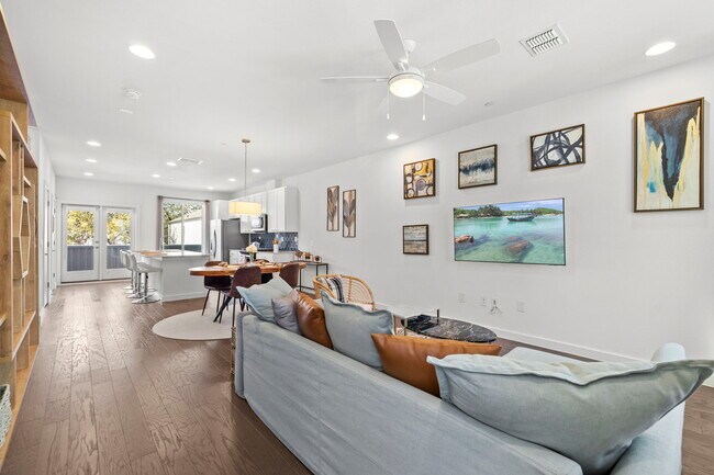 Building Photo - 814 N Bluff Dr