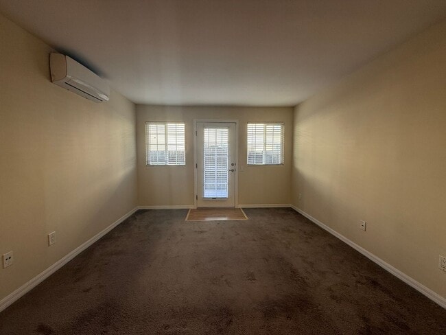 Foto del edificio - Upgraded Condo with Private Patio, AC, Pool, Gym, and Covered Parking in Gated Community