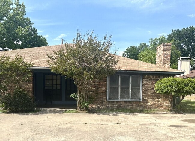 Photo - 1007 Southmoor Dr House