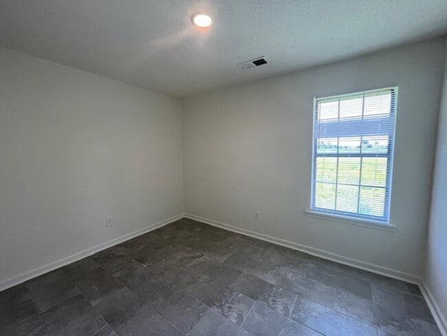 Building Photo - Renovated 3 Bedroom 2 Bath Home for Rent!