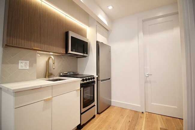 Building Photo - 223 E 96th St