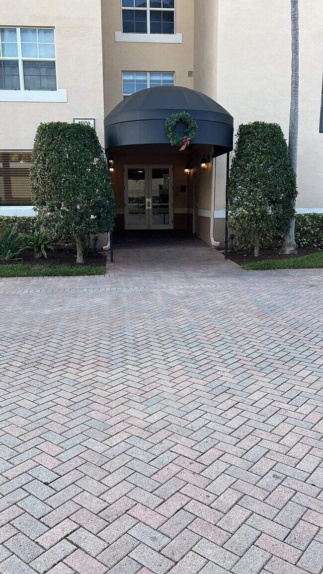 Building Photo - 1801 N Flagler Dr