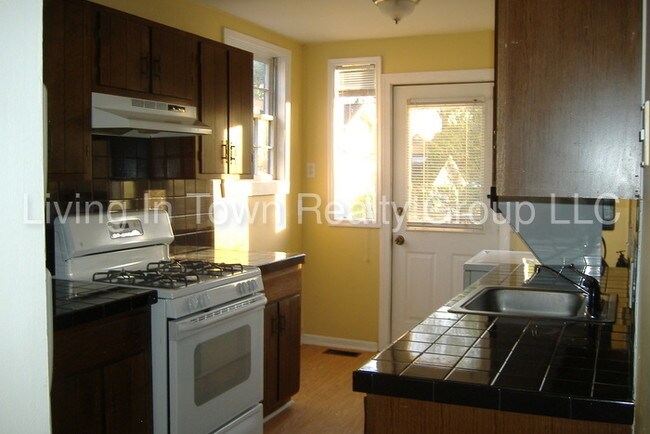 Building Photo - 547 Elmwood Dr NE