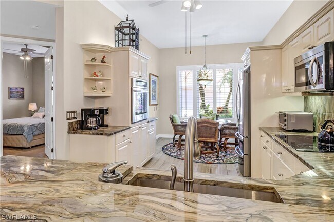 Foto del edificio - 2329 Hidden Lake Dr