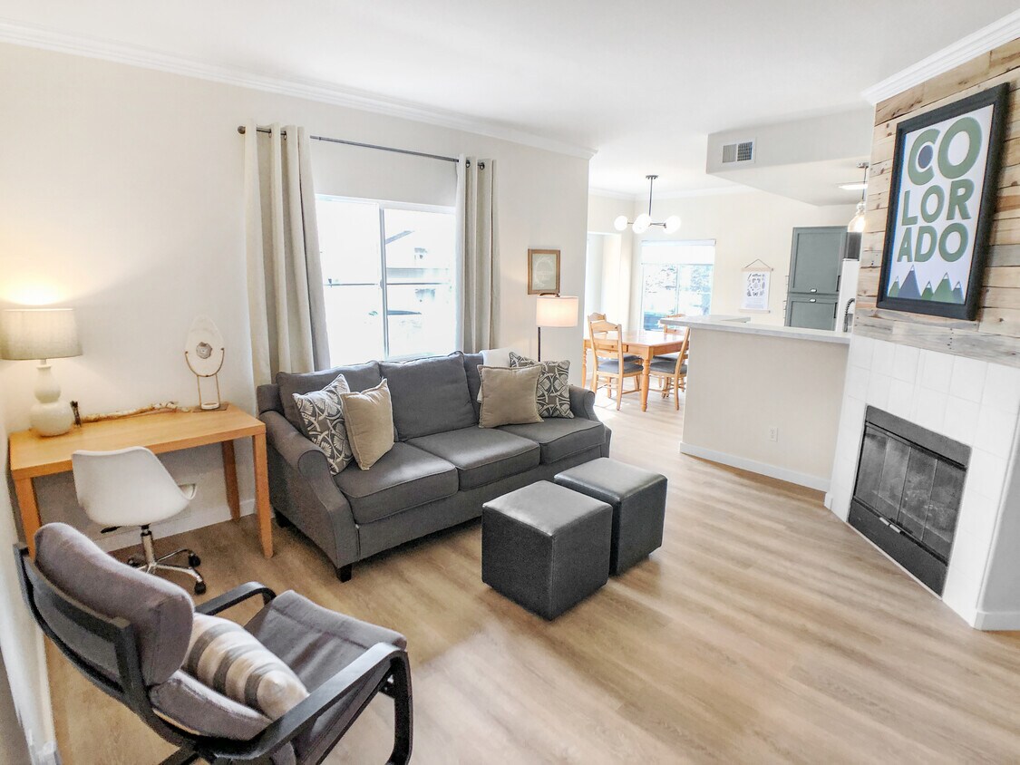 Fully furnished condo with spacious living spaces and a mountain view - 3850 Strawberry Field Grv