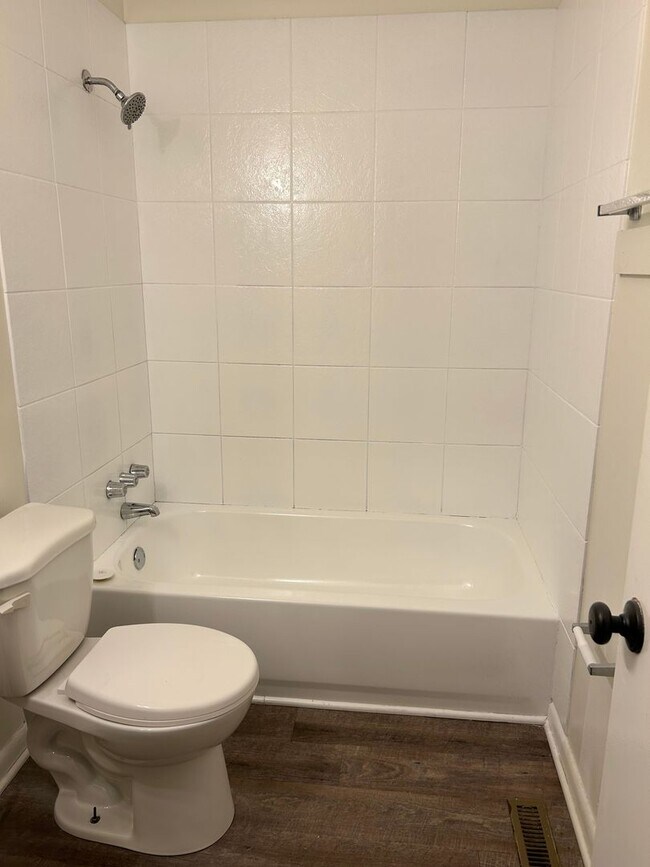 Foto del edificio - 7015-7017 N Manor Dr