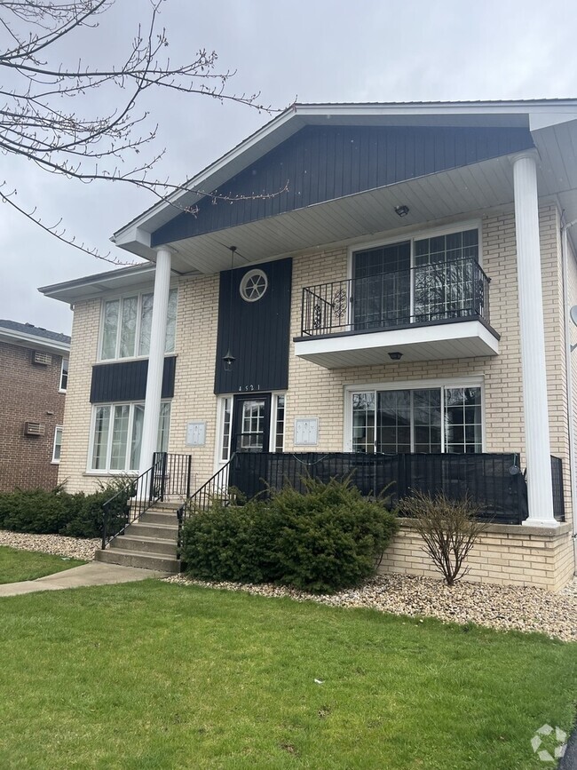 Building Photo - 4521 Maple Ave