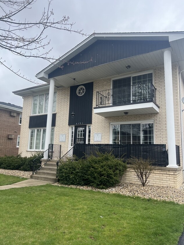 Primary Photo - 4521 Maple Ave