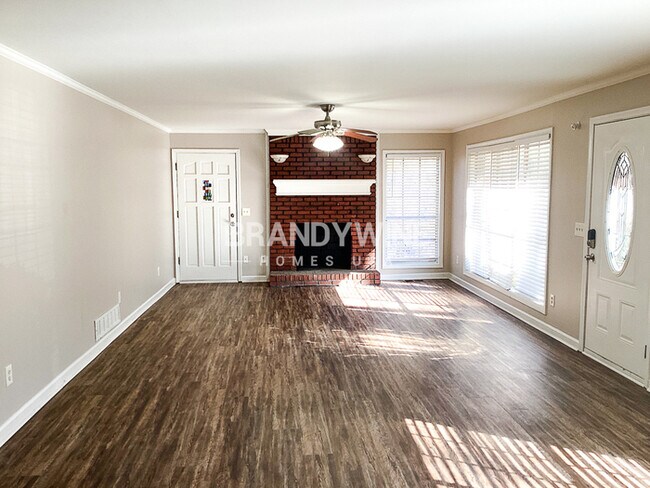 Building Photo - One half month FREE RENT