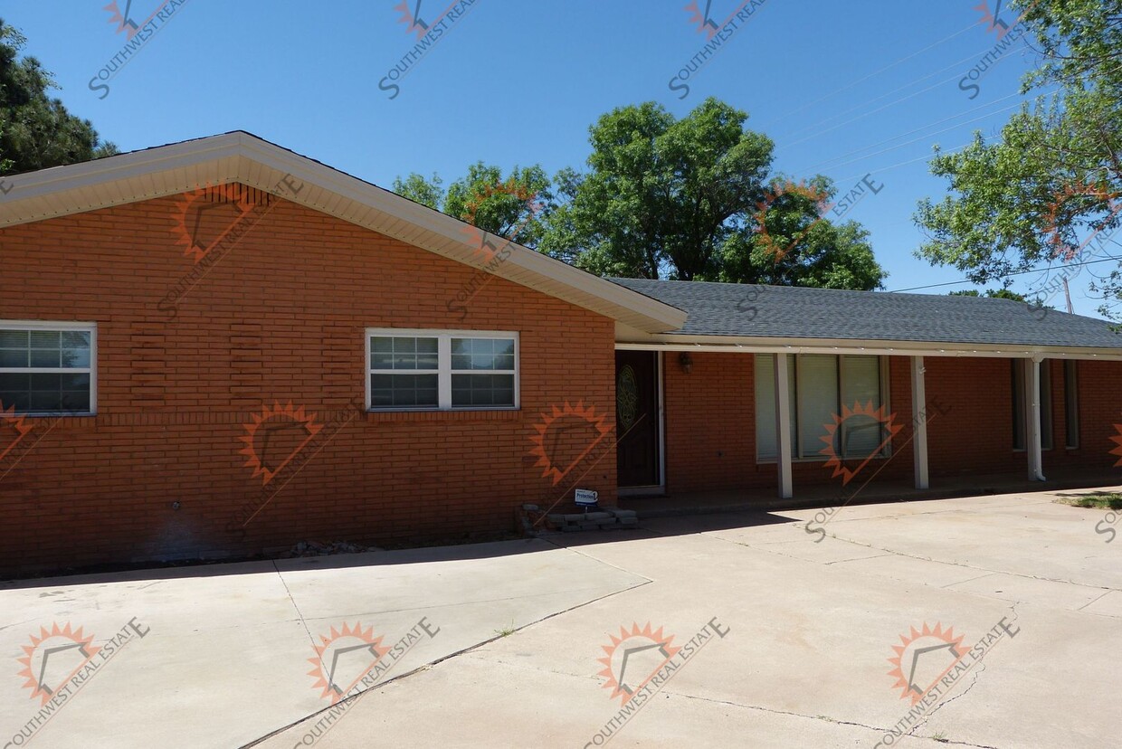 Foto principal - Updated 3 bedroom, 2 bath, & 2 car garage ...