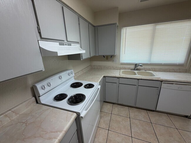 Foto del edificio - 3 Bed 2 Ba Condo