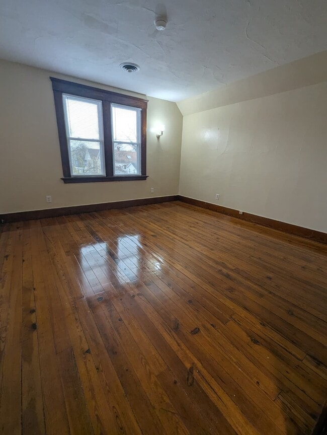 Building Photo - 94 Hobart St