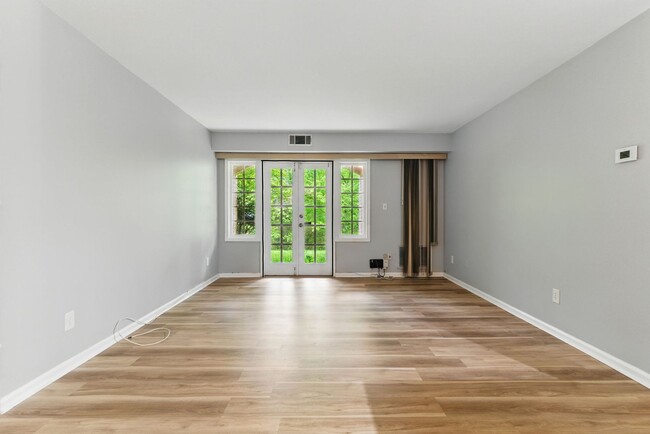 Building Photo - Updated Condo with Community Amenities