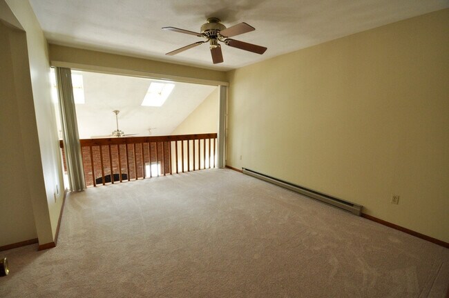 Building Photo - Easy Condo Living Close to Campus