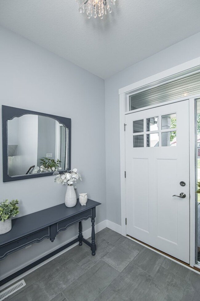 Building Photo - Gorgeous, spacious home on beautiful count...
