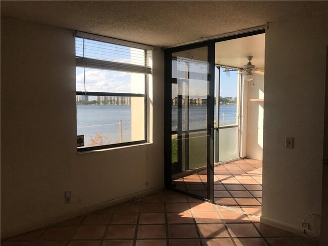 Building Photo - 111 Lake Emerald Dr