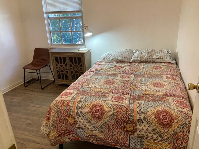 Building Photo - 122 Kenwood Ave