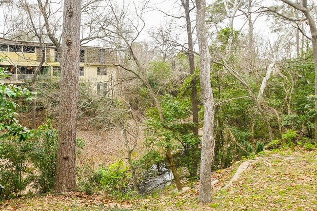 Building Photo - 8281 Kingsbrook Rd