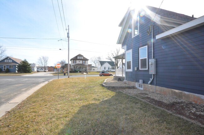 Foto del edificio - Beautiful Updated 3 Bedroom Available In S...