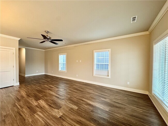 Building Photo - 1011 NE Hts Ln