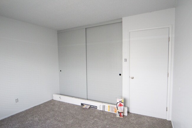 Building Photo - 2 Bedroom near Champion Golf Course!