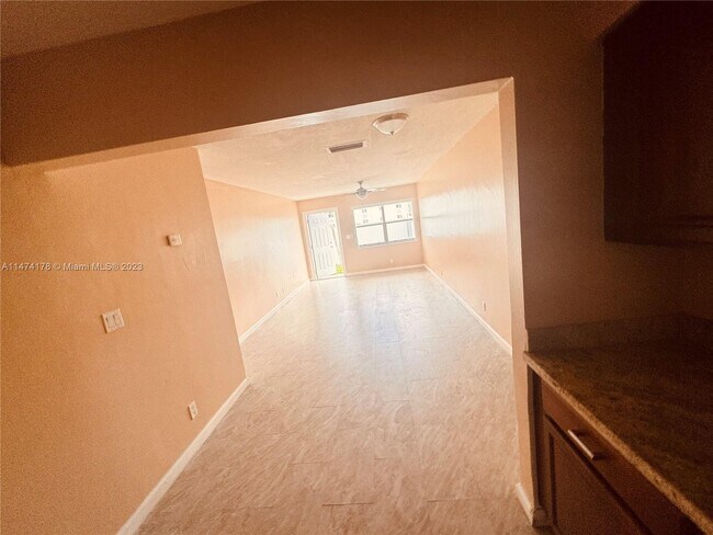 Building Photo - 210 NE 40th St