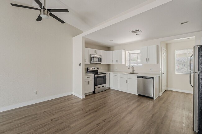 Foto del edificio - Fully Remodeled! 2 bed 2 bath Town-home in...