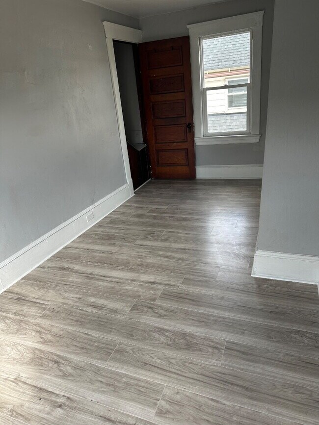 Foto del edificio - "Charming 2-Bed Gem in Cleveland: Cozy 800 Sq. Ft. Haven!"