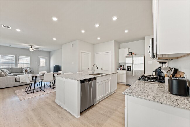 Foto del edificio - 16215 Globetrotter Ct