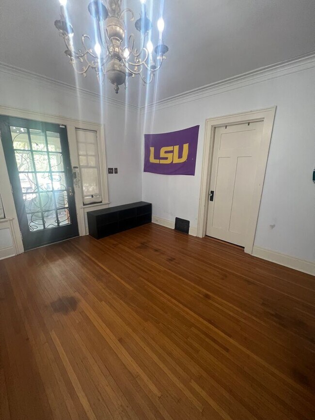 Foto del edificio - 6 BR Home on Broadway with Pool, Available for Next School Year!