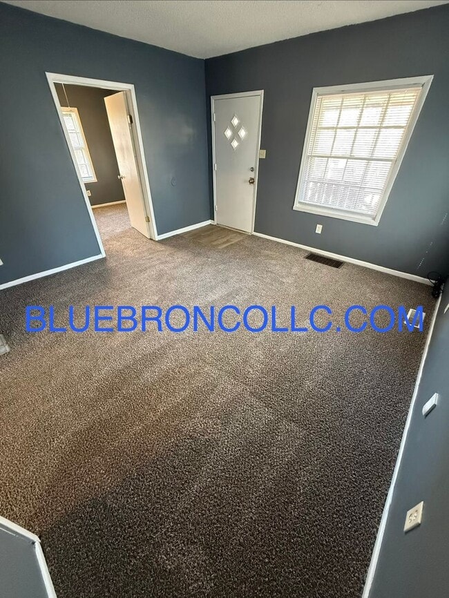 Foto del edificio - NEWLY REMODELED, great LOCATION, ROOMY layout