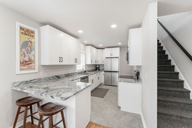 Foto del edificio - FURNISHED HOUSE! Short or Long Term! Large Newly Renovated Fully Furnished Modern 5 Bedroom Home ...