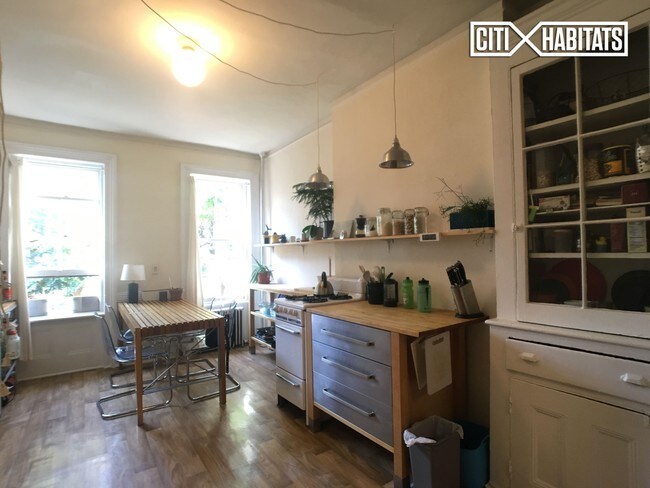 Foto del edificio - 314 E 83rd St