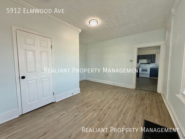 Foto del edificio - 5912 Elmwood Ave