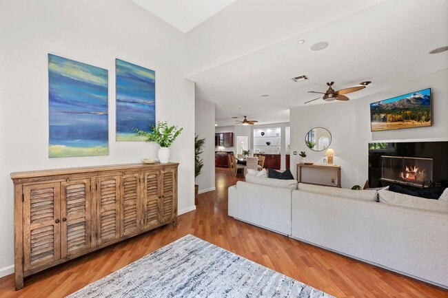Foto del edificio - Beautiful Custom Built, Two-Story Home on ...