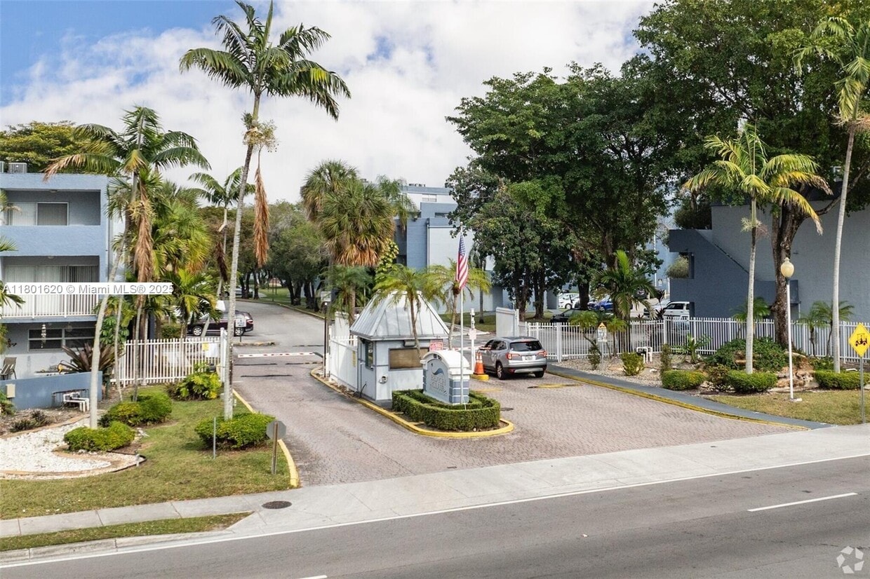 Primary Photo - 9351 Fontainebleau Blvd
