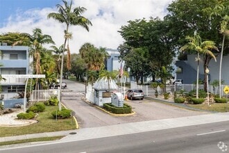 Building Photo - 9351 Fontainebleau Blvd
