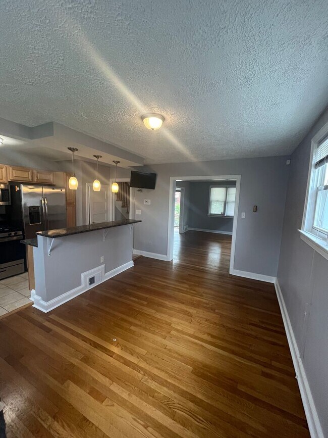 Building Photo - Beautiful semi detached 3 bedroom home nea...