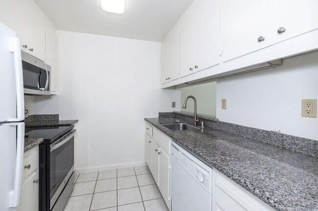 Building Photo - Lovingly Maintained 1 Bed, 1 Bath Condo in...
